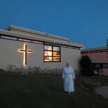 Отель Curhaus Bad Kreuzen 3*