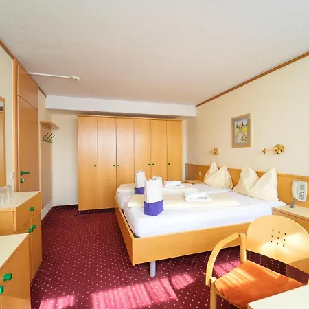 Hotel Curhaus Bad Kreuzen 3*