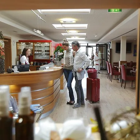 Hotel Curhaus Bad Kreuzen 3*