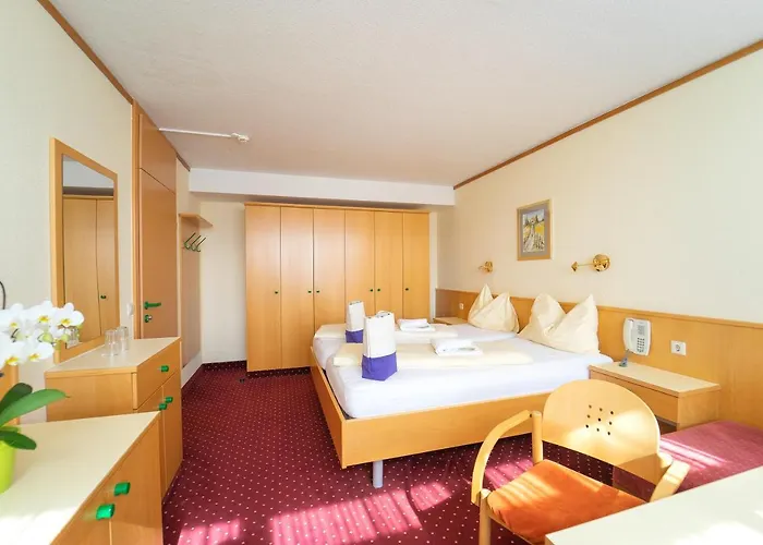 Отель Curhaus Bad Kreuzen 3*