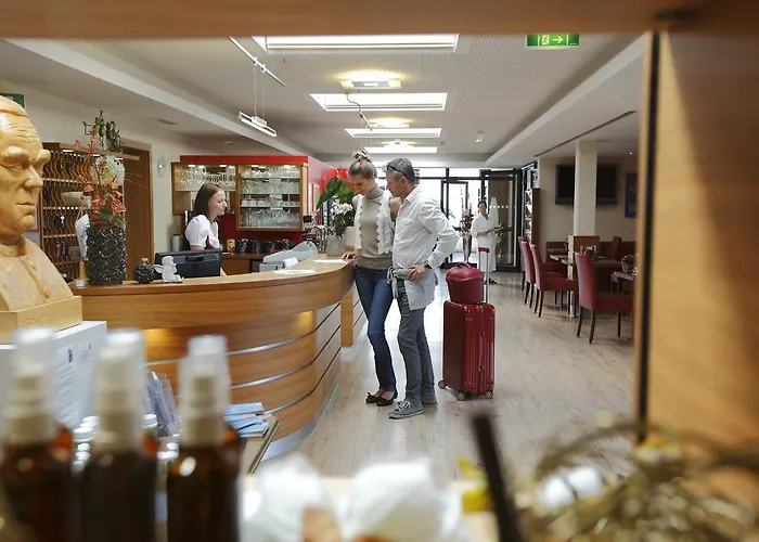 Отель Curhaus Bad Kreuzen 3*